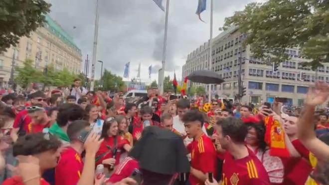 Afición española en Berlín (Foto: ElDesmarque)