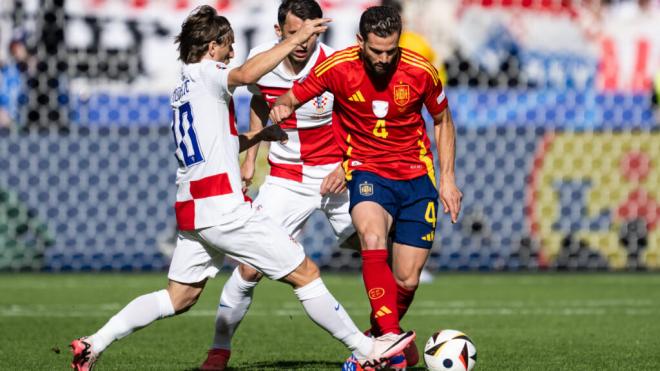 Luka Modric busca arrebatar el esférico a Nacho Fernández en el España-Croacia (foto: Cordon Press).
