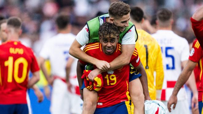 Lamine Yamal, abrazado por Fermín López tras el partido entre España y Croacia de la Eurocopa 2024