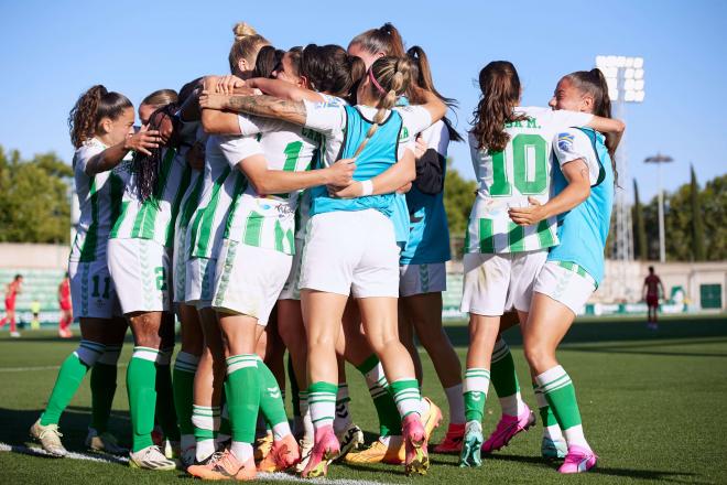 La plantilla del Betis Féminas celebra un gol (Foto: RBB)