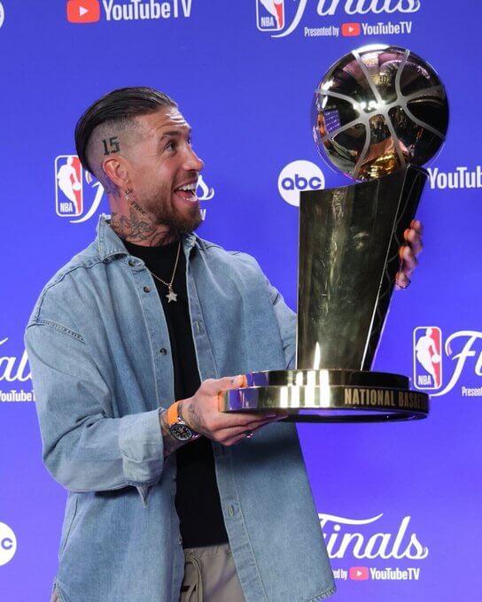 Sergio Ramos, posando con el trofeo (Foto: NBA)