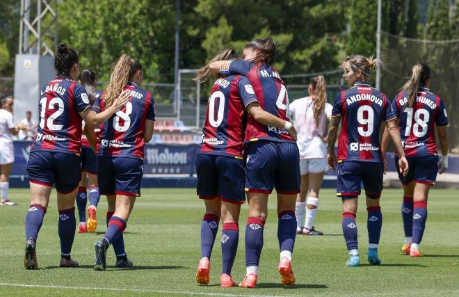 El abrazo de Alba Redondo y María Méndez, las dos internacionales que se despiden del Levante (Foto: LUD).