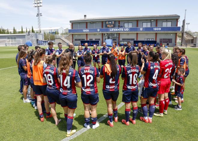 La piña final del Levante Femenino, la unión del equipo hasta el final (Foto: LUD).