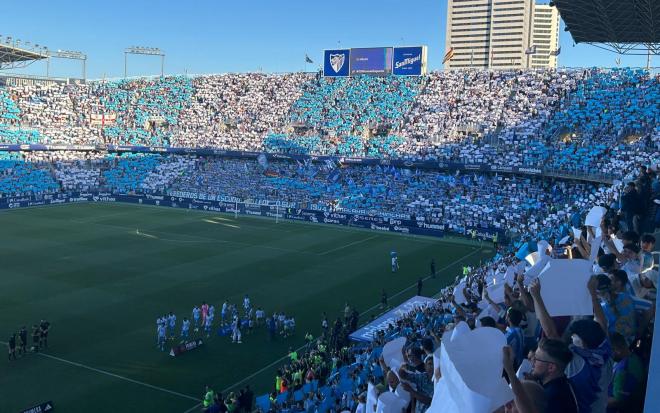 Mosaico de la afición del Málaga CF en La Rosaleda (Foto: Alberto Fuentes).