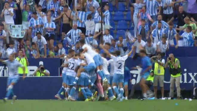 Los jugadores del Málaga celebran el primer gol de Roberto al Nástic de Tarragona.