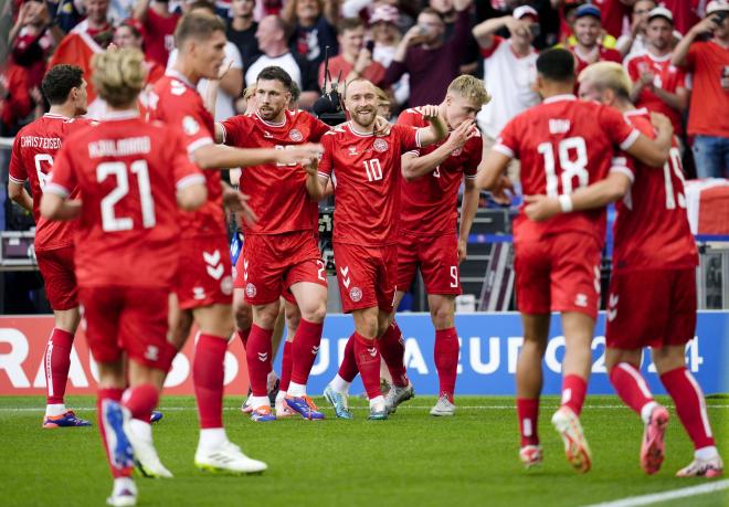 Los compañeros de Christian Eriksen celebran su tanto en la Eurocopa (Cordon Press)
