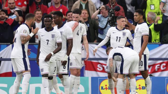 La Selección de Inglaterra celebra el gol de Jude Bellingham ante Serbia en la Eurocopa (foto: Cordon Press)