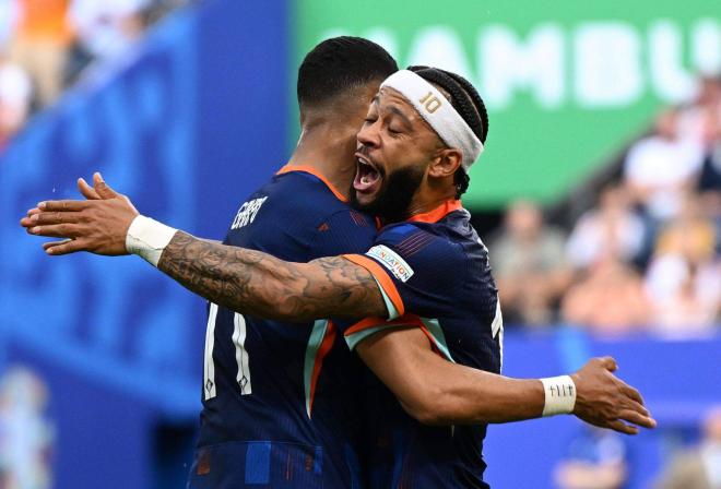 Memphis Depay celebra con Cody Gakpo e gol de Países Bajos en la Eurocopa 2024 (Cordon Press)