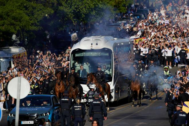 El recibimiento al autobús del Real Madrid antes del partido frente al Barcelona (Fuente: Cordon Press)