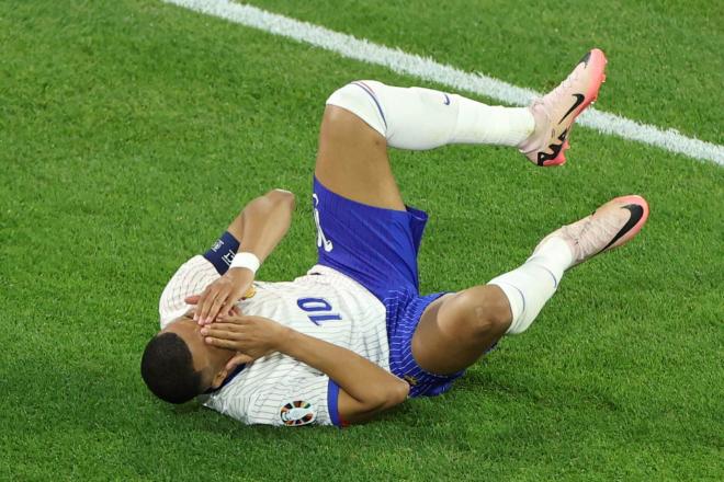 Kylian Mbappé se duele de la nariz en el Austria-Francia (Foto: EFE).