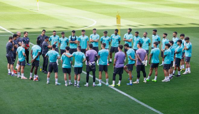 Un piña en el entrenamiento a las órdenes de Pellicer. (MCF)