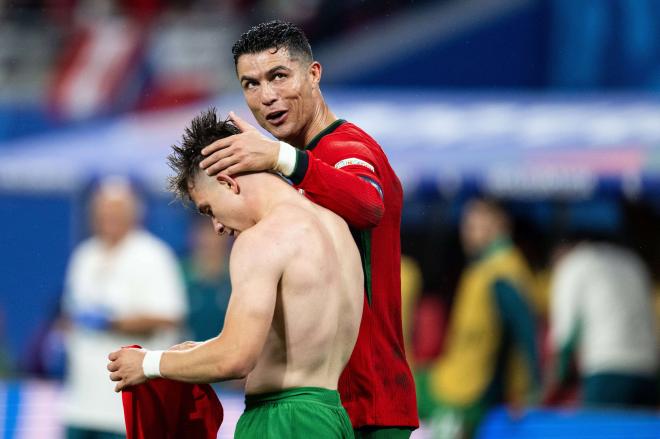 Cristiano Ronaldo, felicitando a Conceiçao tras su gol (Cordon Press)