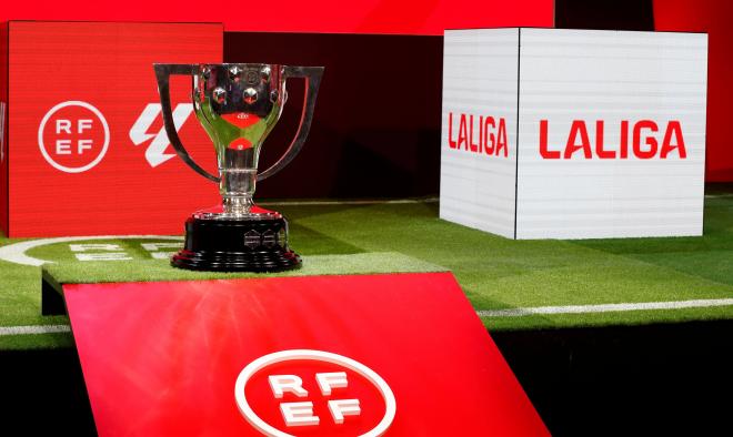 El trofeo de LALIGA, presente en el sorteo del calendario 2024/25 (Foto: RFEF).