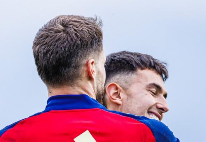 Zubimendi y Remiro se dan un abrazo en un entrenamiento de la selección (Foto: Instagram).