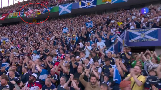 La bandera del Athletic en la grada de Escocia (Captura retransmisión de RTVE)