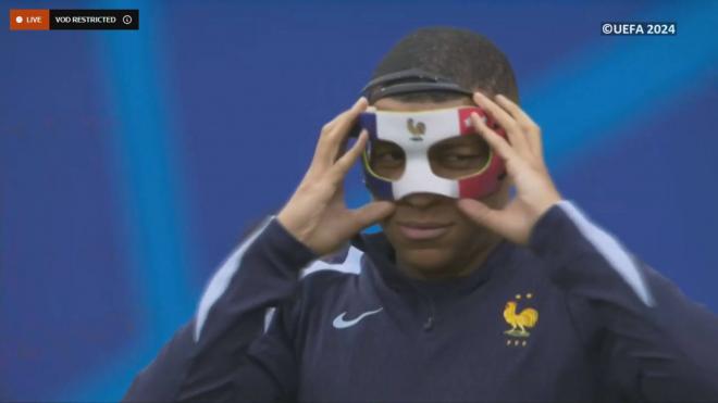 Kylian Mbappé con la máscara con los colores de la bandera francesa