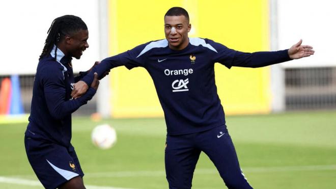 Eduardo Camavinga y Kylian Mbappé en el entrenamiento de la Selección Francesa