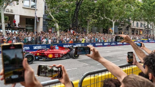 Carlos Sainz, en el centro de Barcelona con su Ferrari (Foto: Cordon Press).
