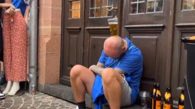 Un aficionado se queda dormido y sufre el reto viral de TikTok con una cerveza (Redes sociales)