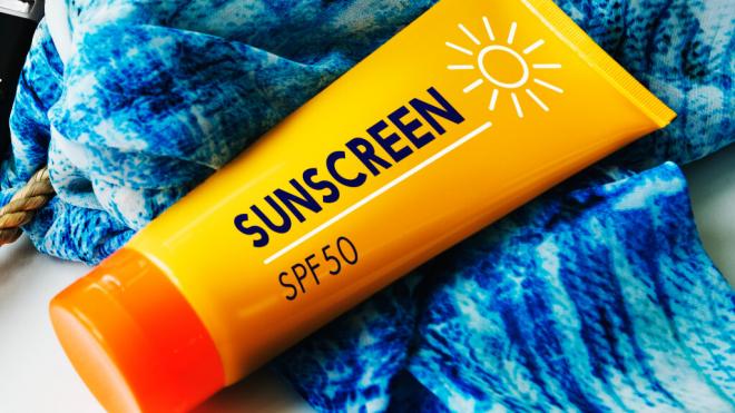 Crema solar con un FPS 50 (Foto: Freepik)