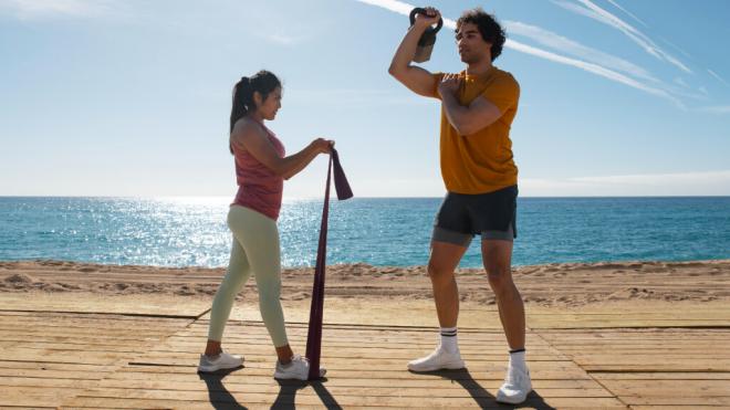 Hombre y mujer haciendo ejercicio físico en la playa (Foto: Freepik)