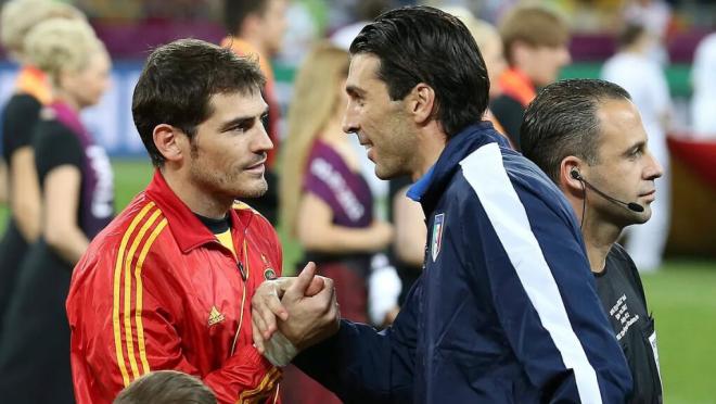 Iker Casillas y Buffon, saludándose (RR.SS)