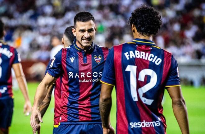 Sergio Postigo y Fabrício, celebrando uno de los goles de la victoria en Albacete (Foto: LUD).