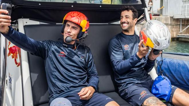 Marc Márquez y Daniel Ricciardo, en una carrera con el equipo de la Copa América (Foto: Red Bull)