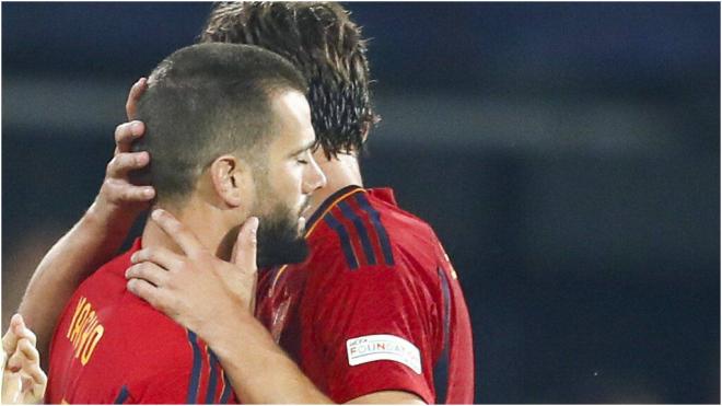 Nacho y Le Normand se abrazan en la final de la Nations League.