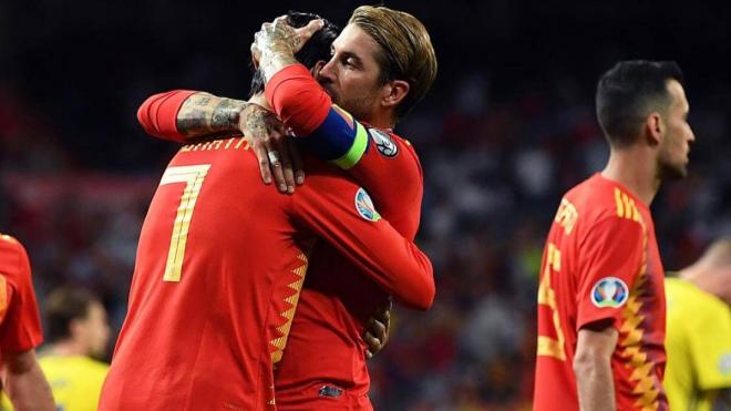 Sergio Ramos y Álvaro Morata celebran un gol con España (Foto: EFE).