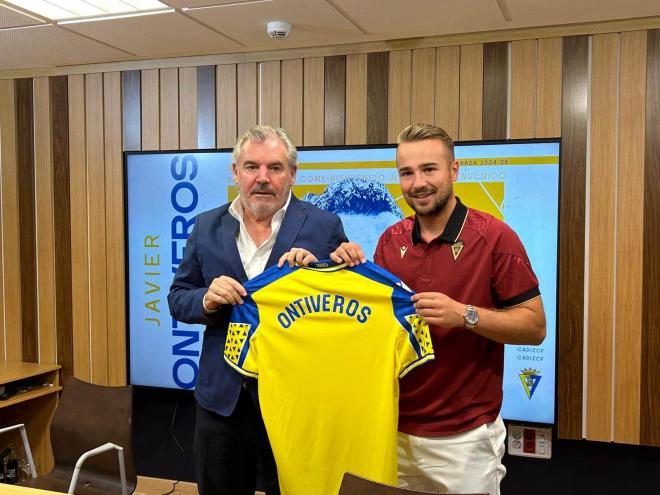 Ontiveros, junto a Manuel Vizcaíno, durante su presentación con el Cádiz (Foto: Francisco José Jiménez).