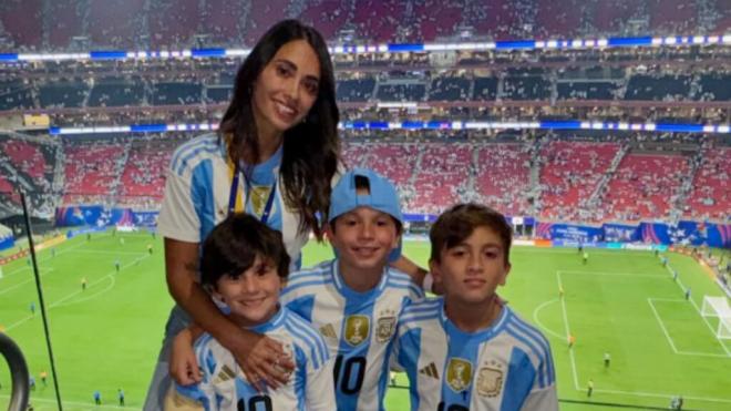 Antonela Roccuzzo junto a sus hijos viendo el partido de Argentina (Fuente: @antonelaroccuzzo)