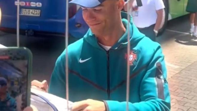 Cristiano Ronaldo firmando un autógrafo en una camiseta del Real Madrid (Redes sociales)