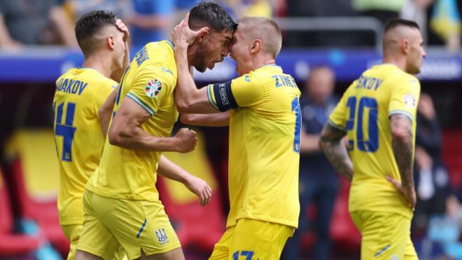 Yaremchuk y Zinchenko celebran un gol (Foto: Cordon Press)