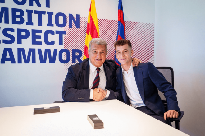 Joan Laporta y Marc Casadó se dan la mano en la firma de la renovación del futbolista (FOTO: FCB)