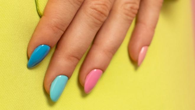 Uñas pintadas de diferentes colores con esmalte semipermanente (Foto: Freepik)