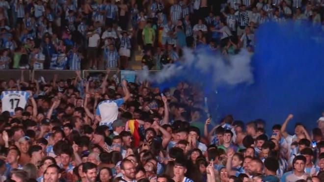 La afición del Málaga celebra el gol del ascenso (Foto: ElDesmarque)