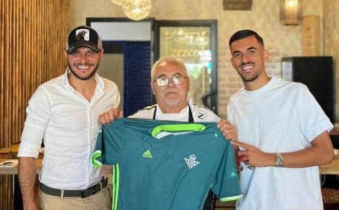 Joaquín Sánchez, Dani Ceballos y una camiseta del Real Betis.