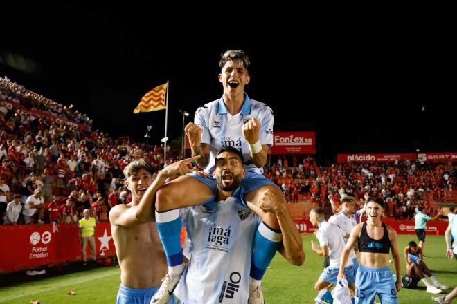 Antoñito Cordero, celebrando el ascenso, con Ochoa (drcha) en segundo plano. Foto: MCF