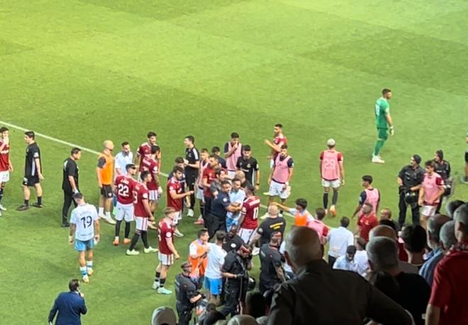 Pequeña tangana en el Nàstic - Málaga cuando se detuvo el partido por decisión del árbitro.