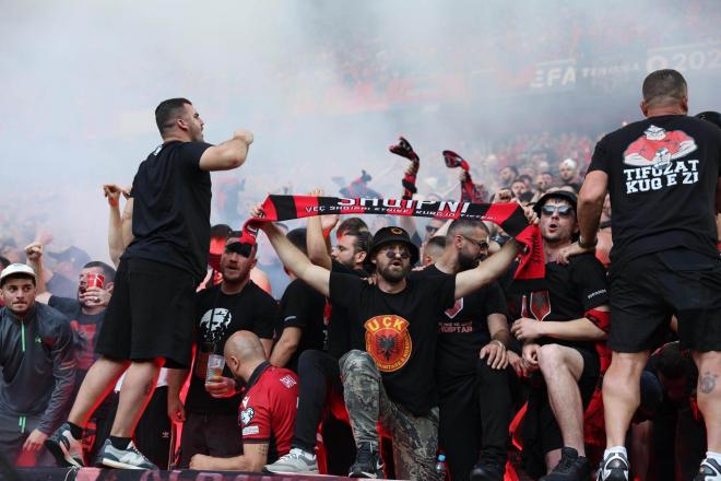 La afición albanesa durante el Albania-España de la Eurocopa 2024 (FOTO: EFE).
