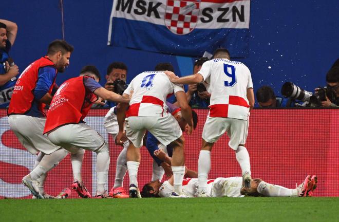 Los compañeros celebra con Modric, tumbado en el suelo, el gol en el Croacia-Italia (FOTO: Cordón