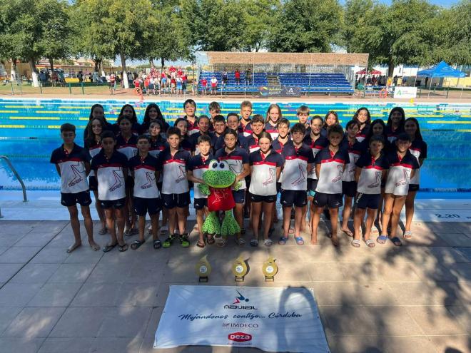 Foto de familia de los participantes en el Campeonato de Andalucía alevín de Natación.