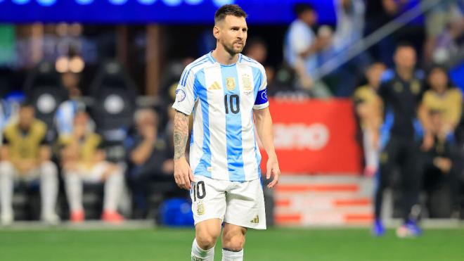 Leo Messi caminando en un partido de Argentina en la Copa América (Cordon Press)