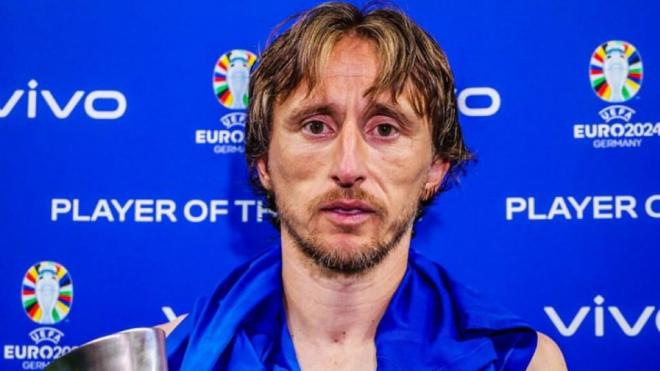 Luka Modric y la imagen de la Eurocopa: recoge el premio 'MVP' después de llorar (UEFA)