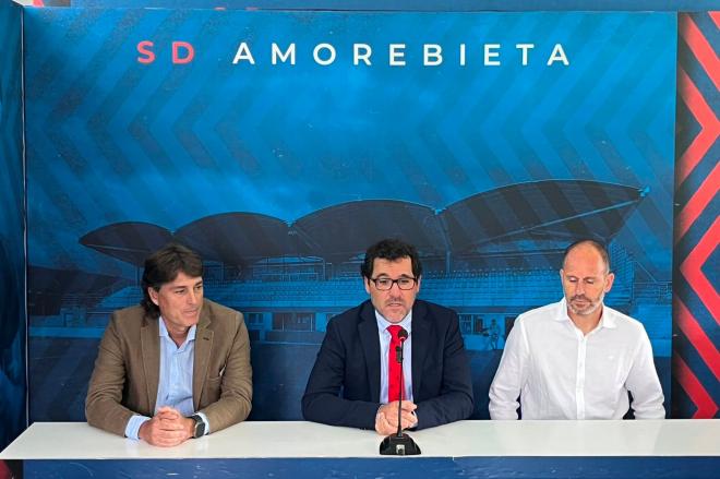 Julen Guerrero, nuevo entrenador del Amorebieta, junto a Jon Larrea y Jabi Luaces.