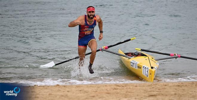 Adrián Miramón, en la modalidad de 'beach sprint' en el Campeonato de Europa de remo de mar, disp