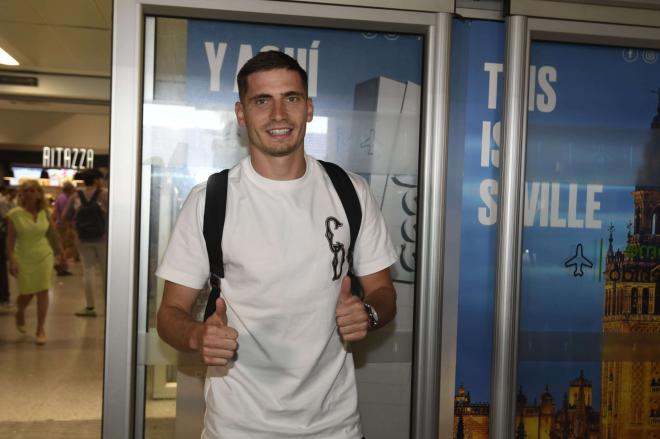 Romain Perraud, en el Aeropuerto de Sevilla (Foto: Kiko Hurtado).