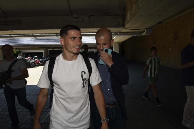 Romain Perraud, en el Aeropuerto de Sevilla (Foto: Kiko Hurtado).