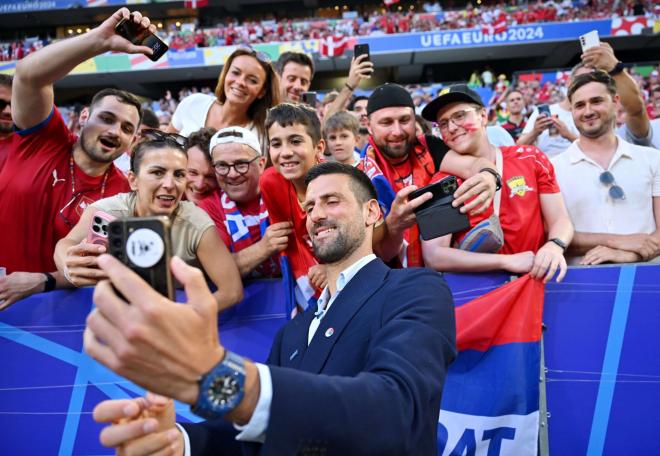 Djokovic posando con los aficionados de Serbia antes del partido ante Dinamarca.